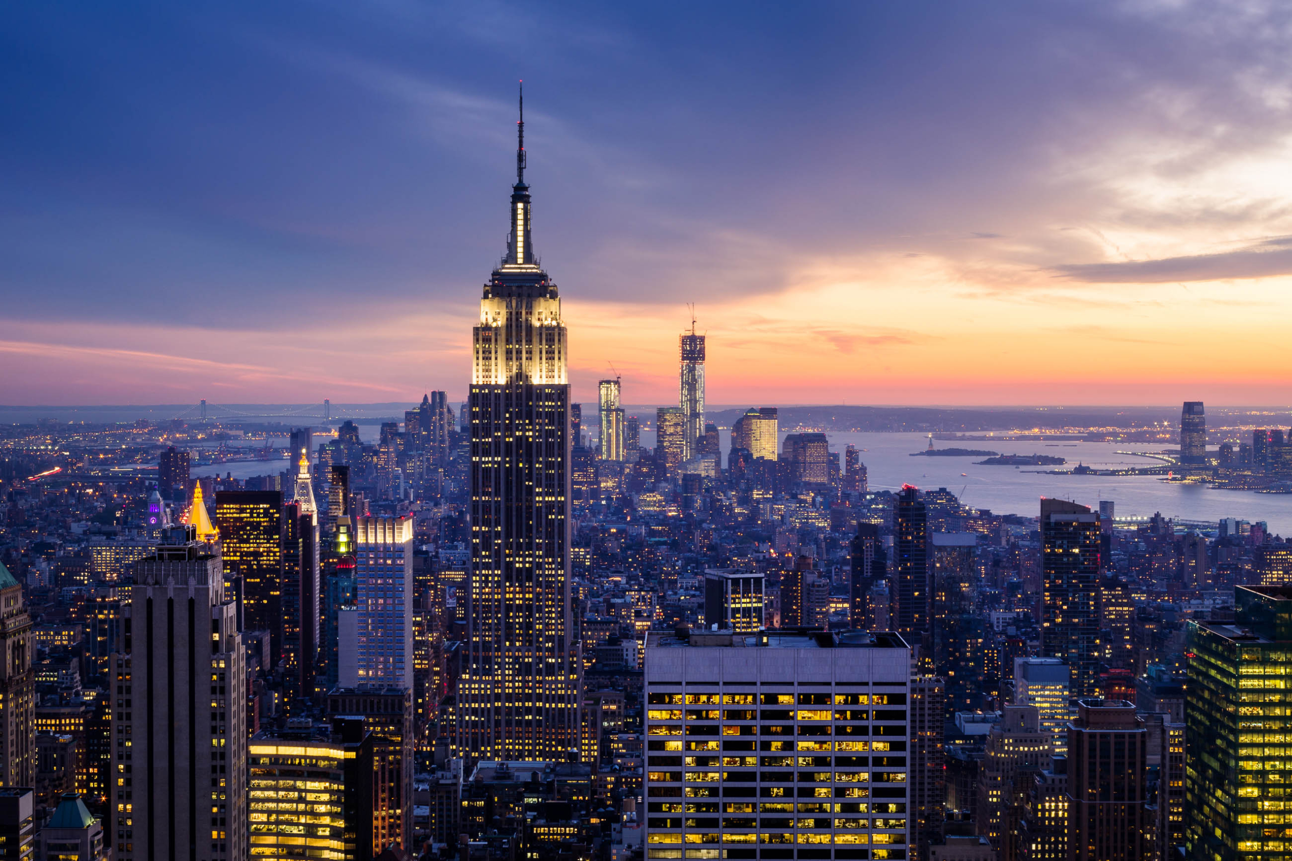 New York City mit Wolkenkratzern bei Sonnenuntergang, USA