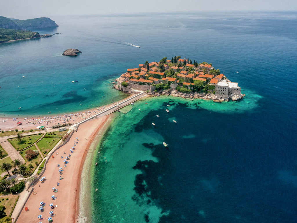 Горы и природа Черногории рядом с инвестиционной недвижимостью