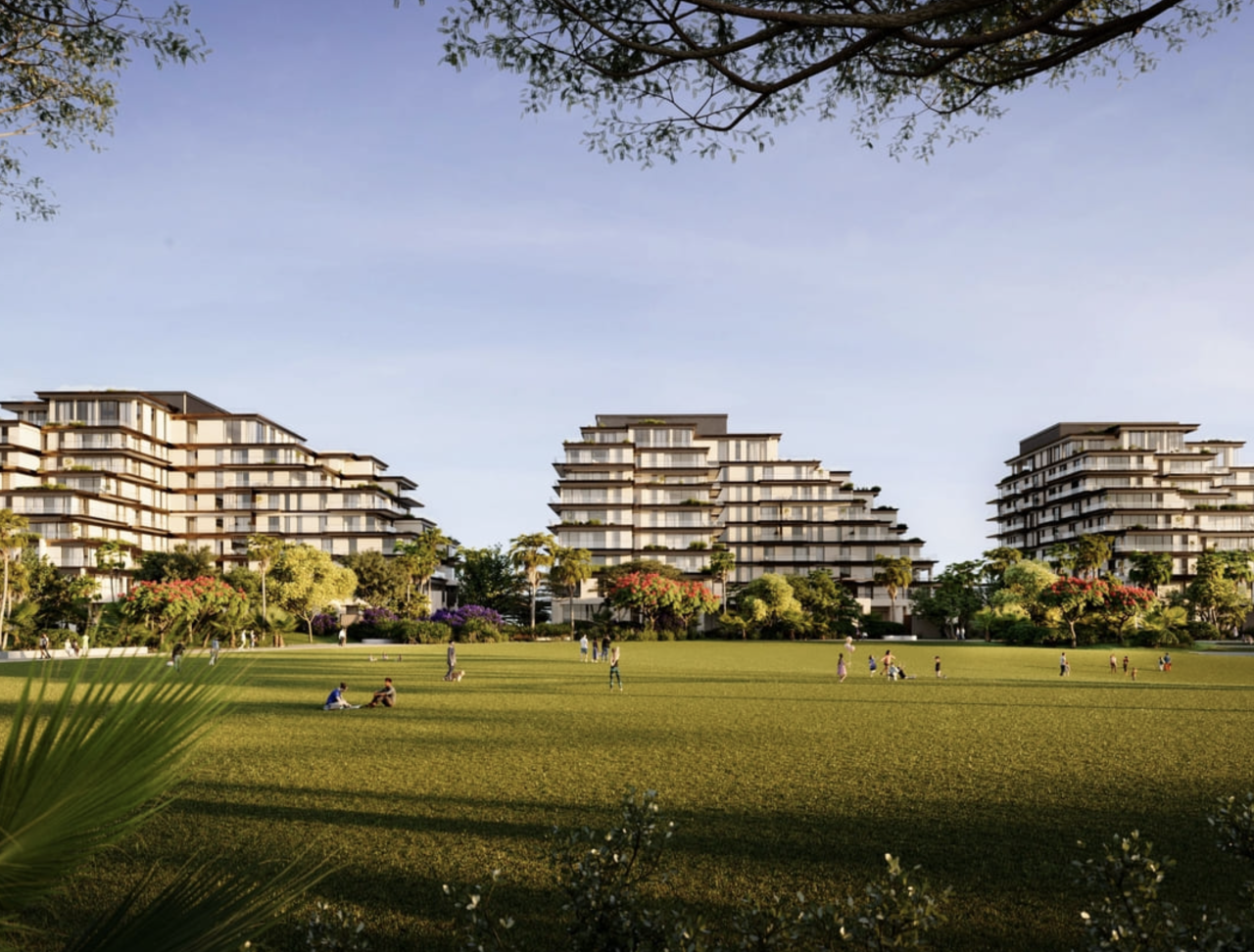 Жилой комплекс Sama Yas в Yas Park, Абу-Даби, с панорамным видом на зеленые просторы.