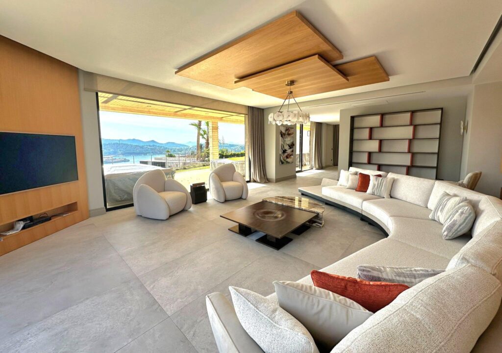 Luxury 5-Bedroom Seafront Villa in Yalıkavak