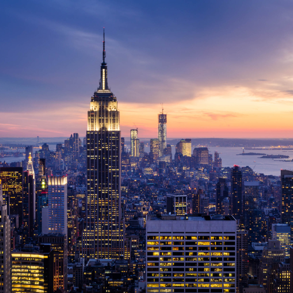 New York City mit Wolkenkratzern bei Sonnenuntergang, USA